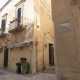 Una volta arrivati nella citt� vecchia di Lecce ci dirigiamo in via Federico d'Aragona, l� dove, ad angolo con vico del Theutra, si erge un palazzo ottocentesco